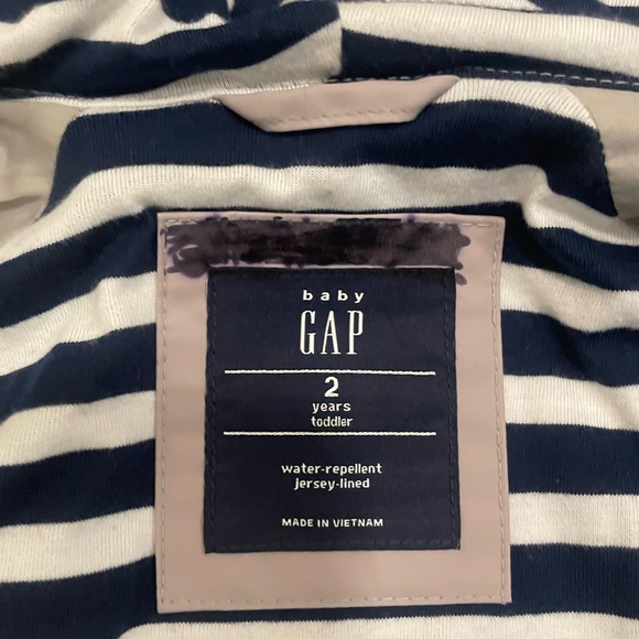Gap 2years shark rain coat in perfect condition-like new - Picture 16 of 17